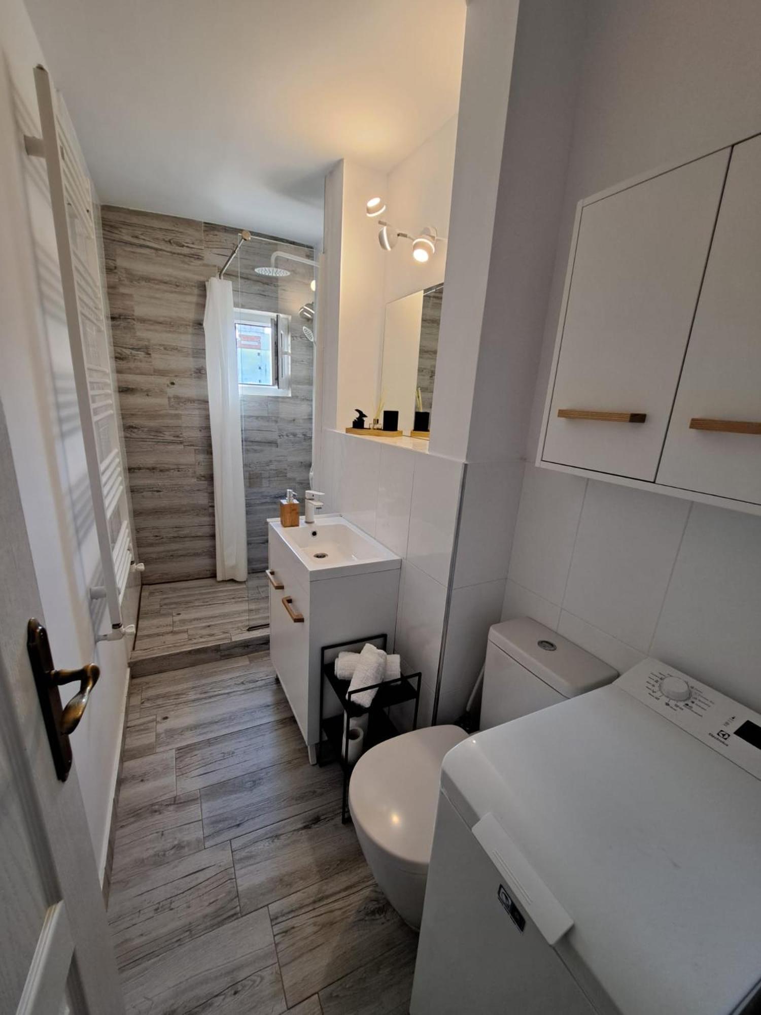 Station'S Loft Apartment ยาช ภายนอก รูปภาพ